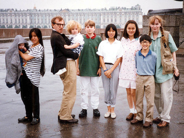 Ronan Farrow med familie på bildet
  