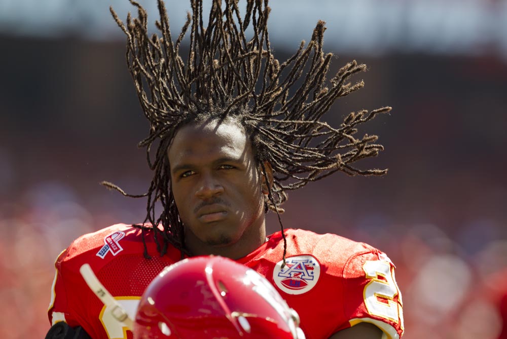 Jamaal Charles 2024 noir marron cheveux & afro style de cheveux.
