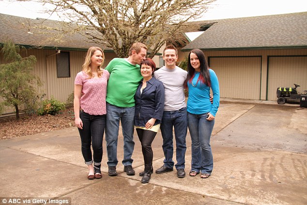 Roddy Piper med familie på bildet
  