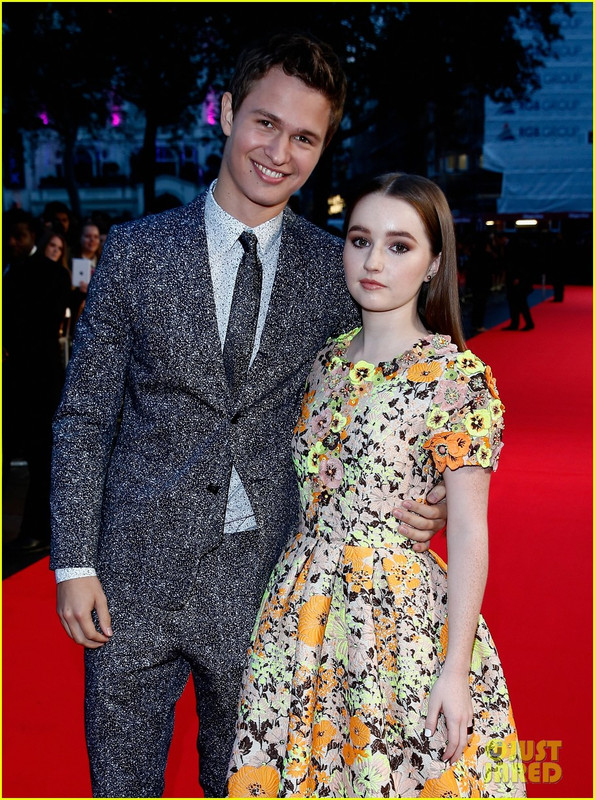    Kaitlyn Dever con Soltera  