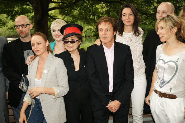 Yoko Ono med familie i billedet
  