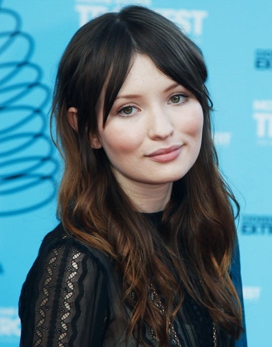 Cabelo castanho médio e penteado con extensões de Emily Browning  em 2024