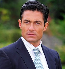 Fernando Colunga 2024 brun foncé cheveux & alternative style de cheveux.
