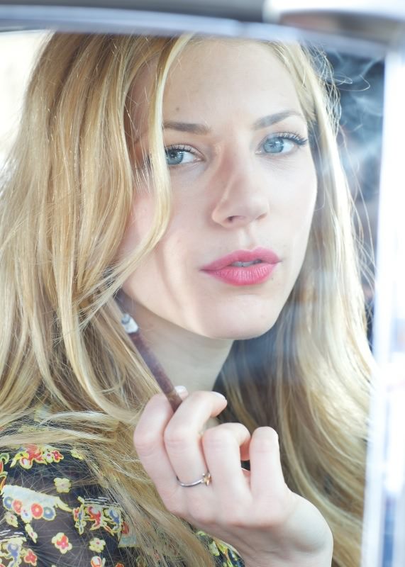 Katheryn Winnick raucht einer Zigarette (oder Cannabis)
