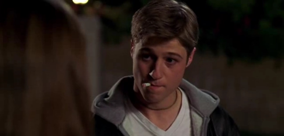 Ben McKenzie raucht einer Zigarette (oder Cannabis)
