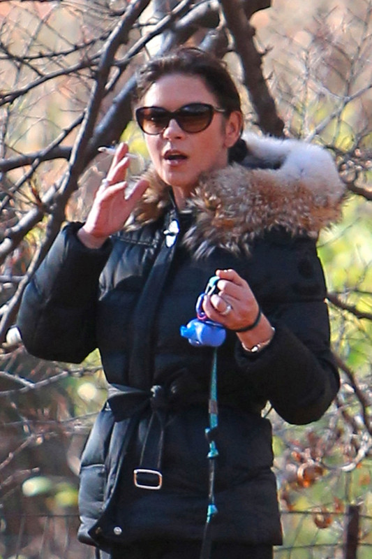 Catherine Zeta-Jones aan het roken
