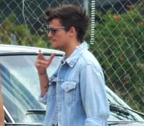 Louis Tomlinson raucht einer Zigarette (oder Cannabis)
