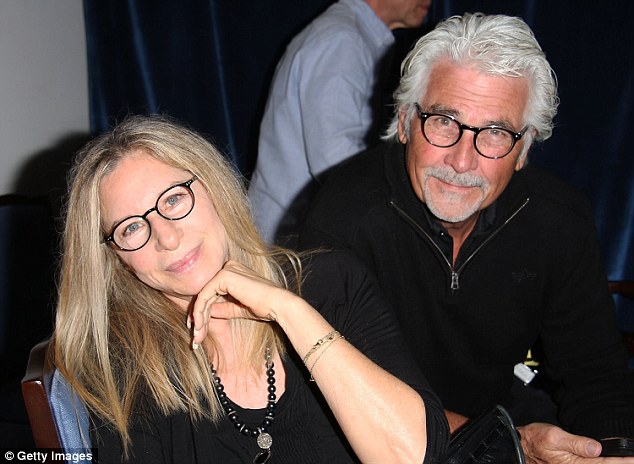 Photo de famille de la comédienne &  réalisateur, marié à James Brolin,  célèbre pour The Way We Were, Funny Girl and Hello, Dolly.
  