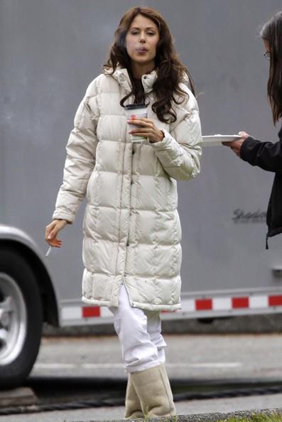 Amanda Crew fumando un cigarrillo (o marihuana)
