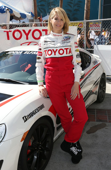 Photo of Jenna Elfman  - car
