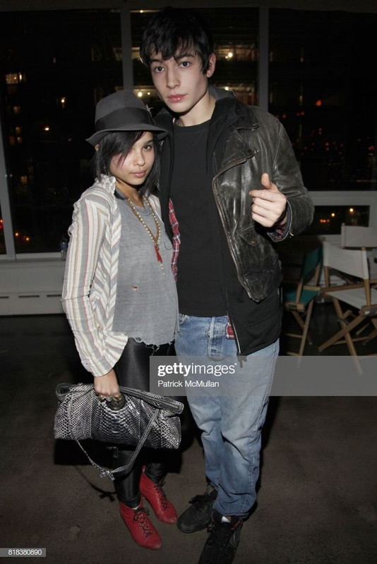    Ezra Miller con Novia  