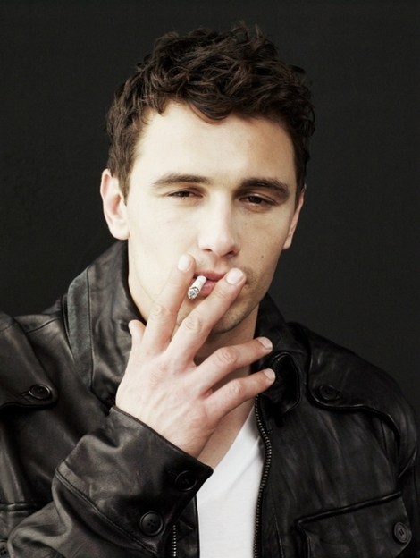 James Franco raucht einer Zigarette (oder Cannabis)
