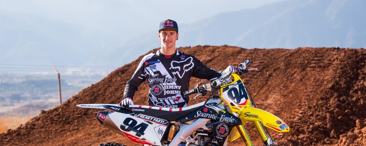 Ken Roczen 2024 Middenblond haar & chique haarstijl
