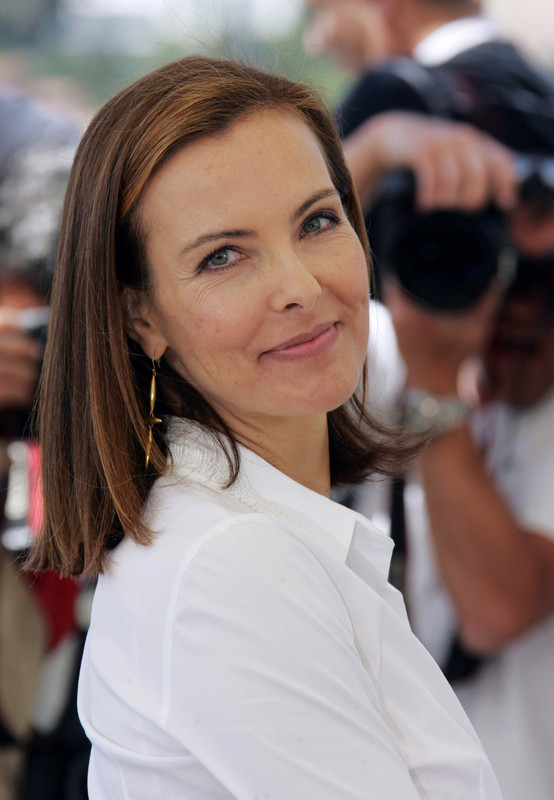 Cabelo castanho escuro e penteado chique de Carole Bouquet  em 2024