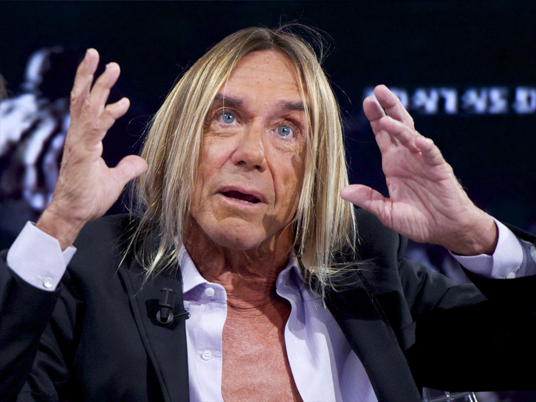 Cabelo loiro médio e penteado alternativo de Iggy Pop  em 2024