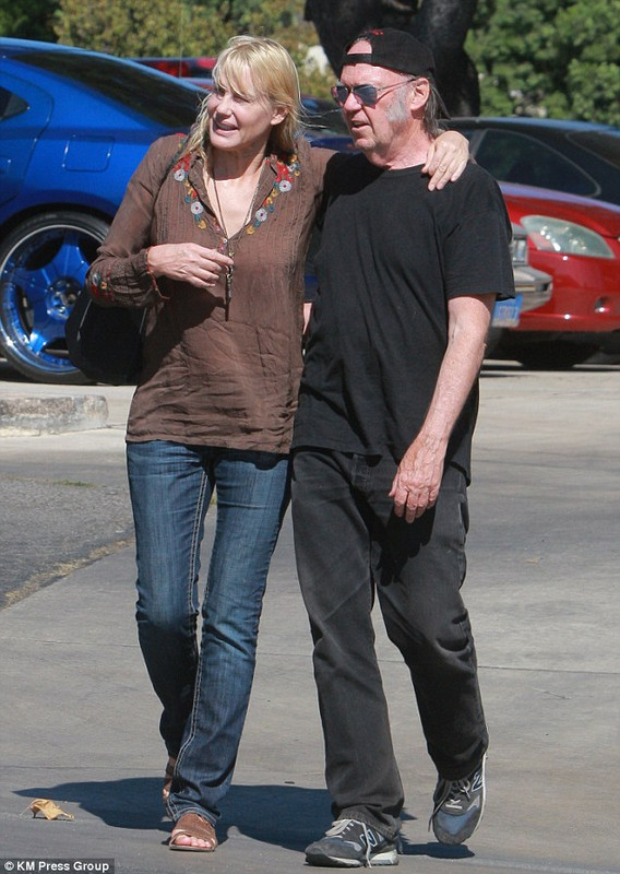 Daryl Hannah with cool, Boyfriend Neil Young 