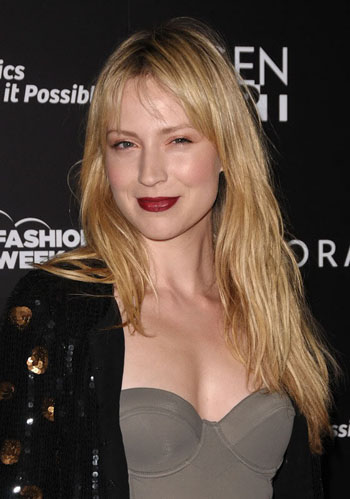 Beth Riesgraf 2024 Middenblond haar & alternatieve haarstijl
