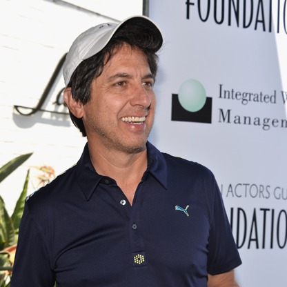 Ray Romano 2024 brun foncé cheveux & Formel style de cheveux.
