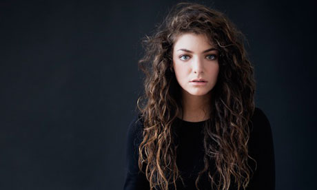 Cabello Café claro y peinado chic de Lorde  en 2024