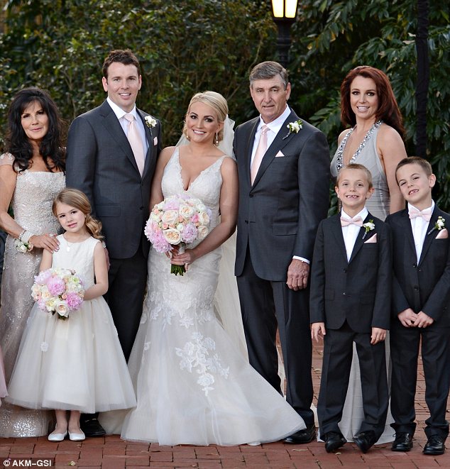 Foto de la família del(de la) actriz, enamorada de Jamie Watson (i), famoso por Sister of Britney Spears, Zoey 101.
  