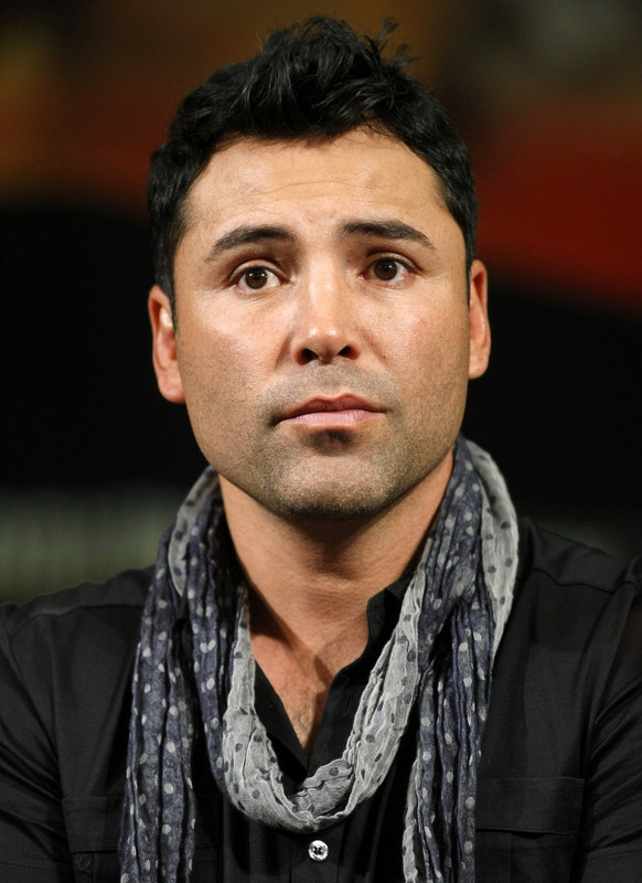 Oscar de la Hoya 2024 noir marron cheveux & Énervé style de cheveux.
