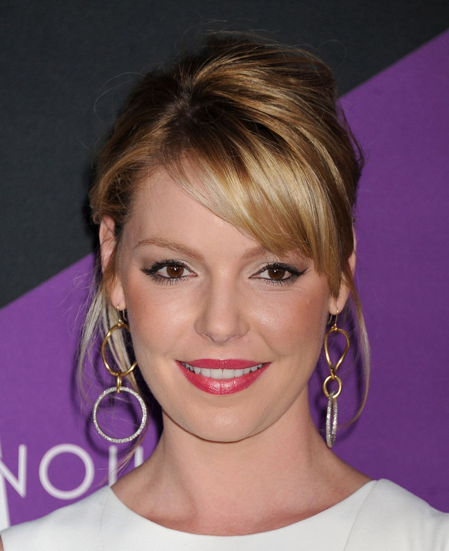 Katherine Heigl 2024 Braun schwarz Haar & Pony Haarstil.
