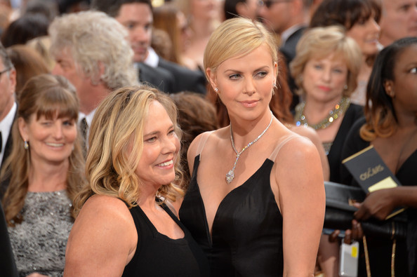   Foto på Charlize Theron  & hennes Mamma  Gerda Jacoba Aletta Maritz