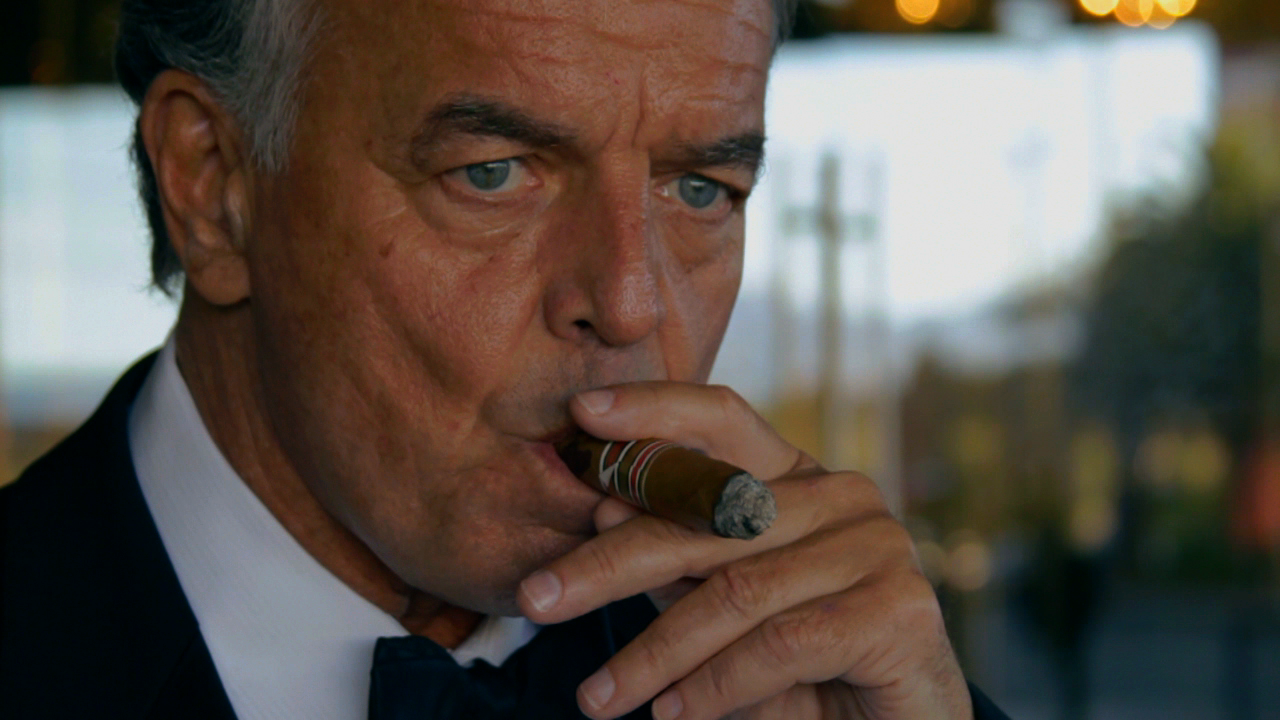 Ray Wise aan het roken
