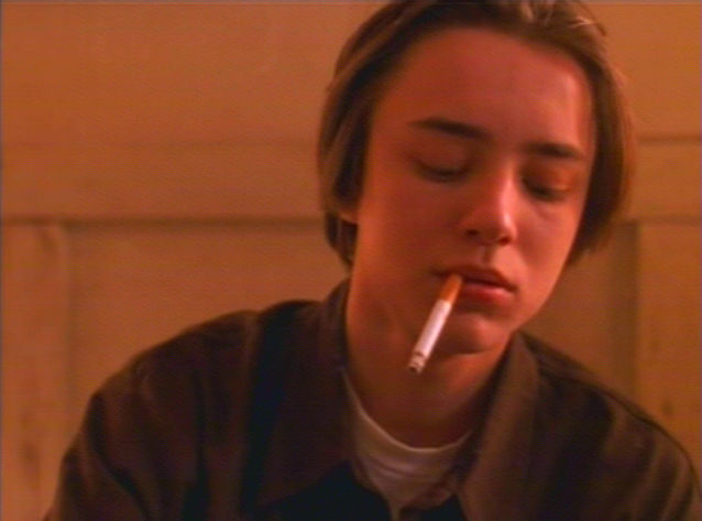 Vincent Kartheiser fumando un cigarrillo (o marihuana)
