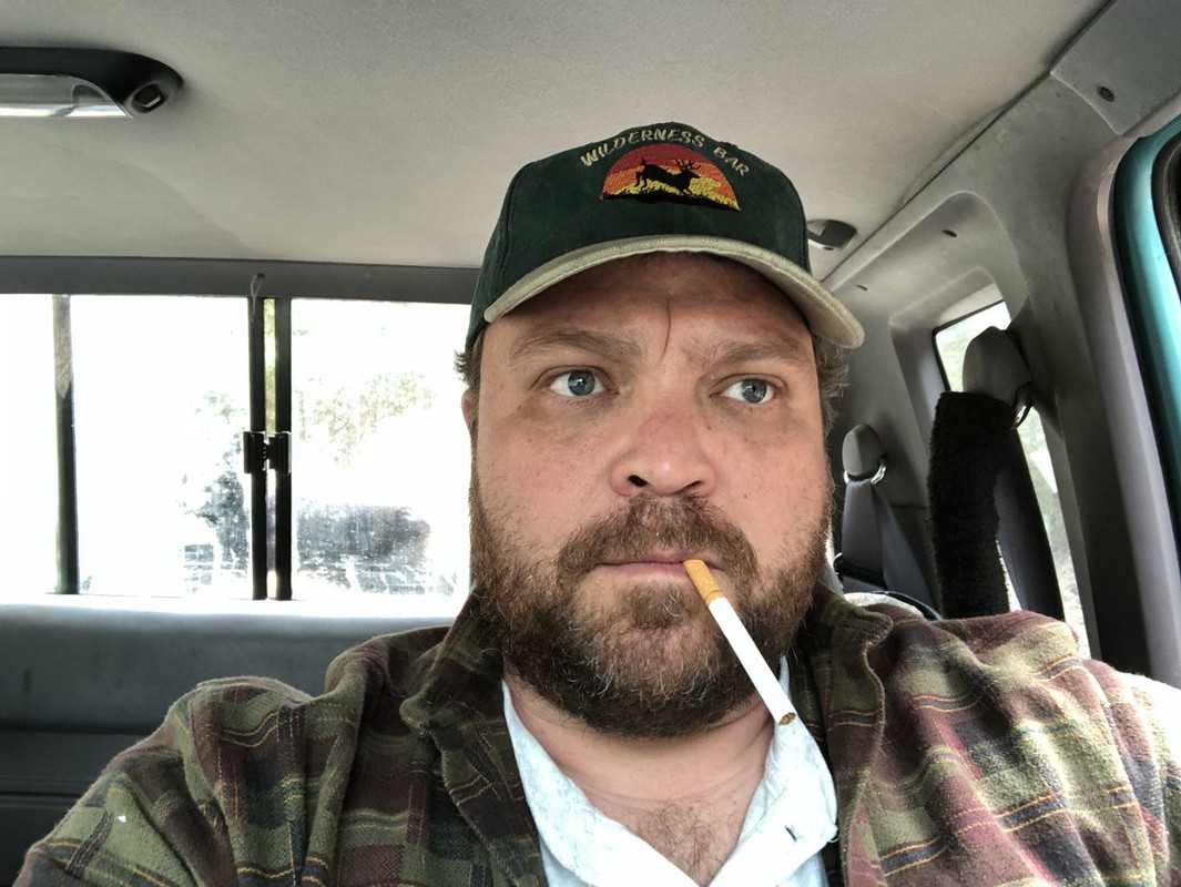 Drew Powell röker en cigarett (eller weed)
