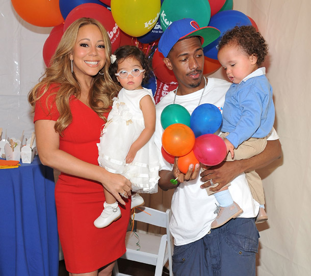 Mariah Carey med familie i billedet
  