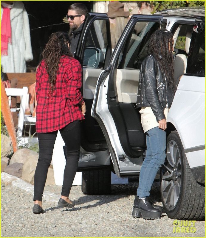 Photo of Lisa Bonet  - car
