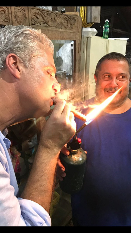 Eric Ripert fumando un cigarrillo (o marihuana)
