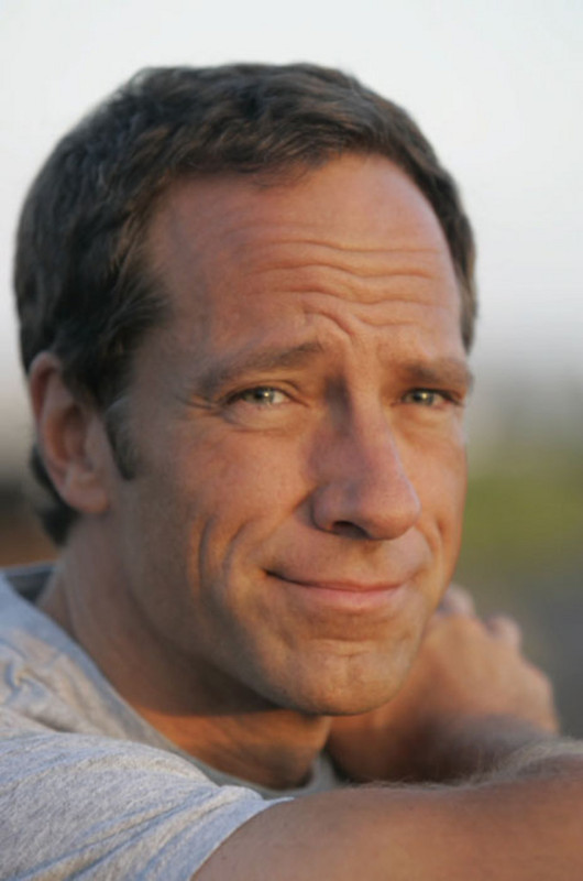 Cabelo castanho claro e penteado clássico de Mike Rowe  em 2024