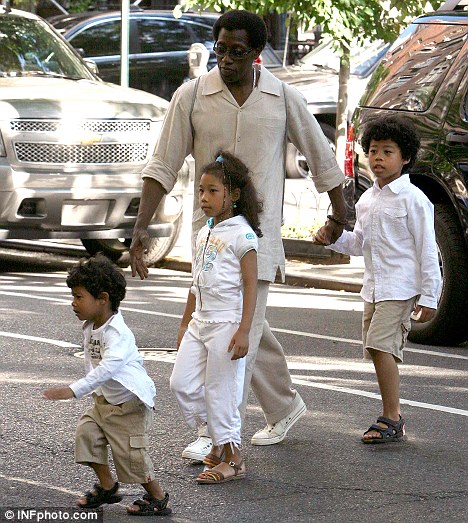 Photo de famille de la comédien, marié à Nakyung Park, célèbre pour Wildcats, New Jack City, Blade.
  