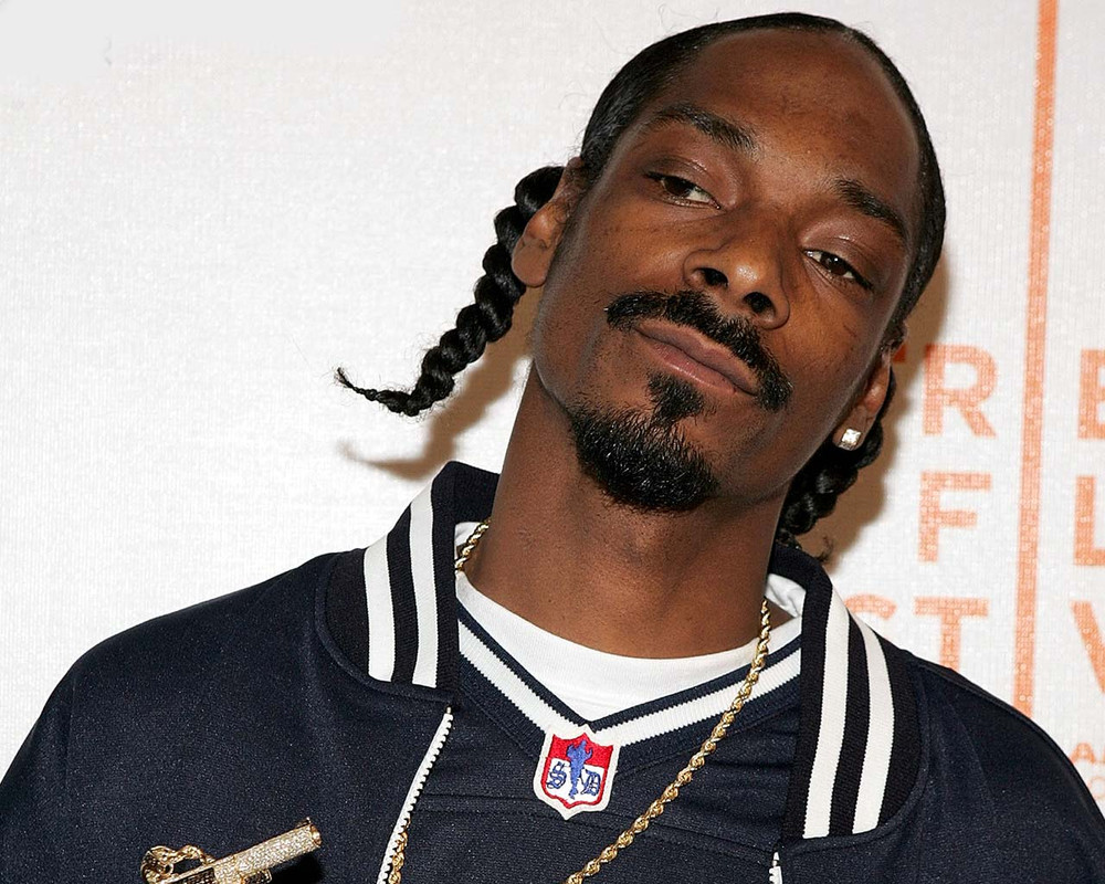 Cabelo preto e penteado afro de Snoop Dogg  em 2024