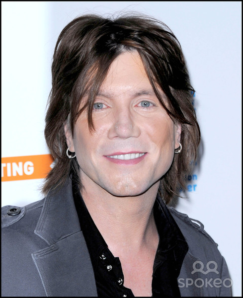 Cabelo castanho claro e penteado boêmio de John Rzeznik  em 2024