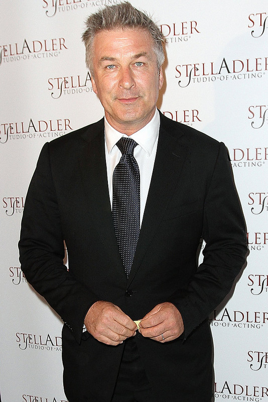 Alec Baldwin 2024 brun clair cheveux & Spikey style de cheveux.
