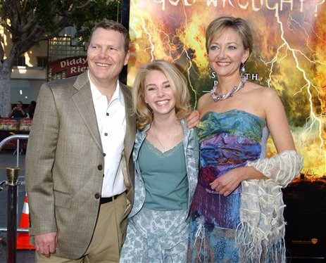 Foto di famiglia di attrice, frequentato Adam Cobb, celebre per Because of Winn-Dixie, Bridge to Terabithia, Race to Witch Mountain.
  