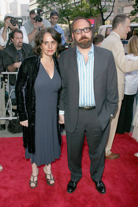 Foto de la família del(de la) actor, casada con Elizabeth Giamatti, famoso por My Best Friend's Wedding, Man on the MoonMan on the Moon, American Splendor.
  