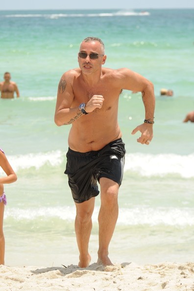 magro corpo sulla spiaggia
