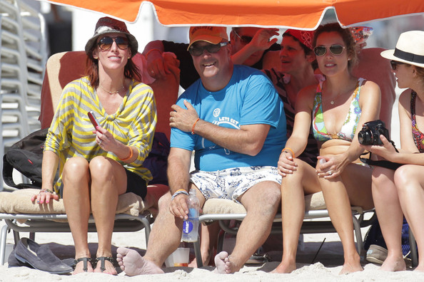 Son corps nu de forme potelée sur la plage
