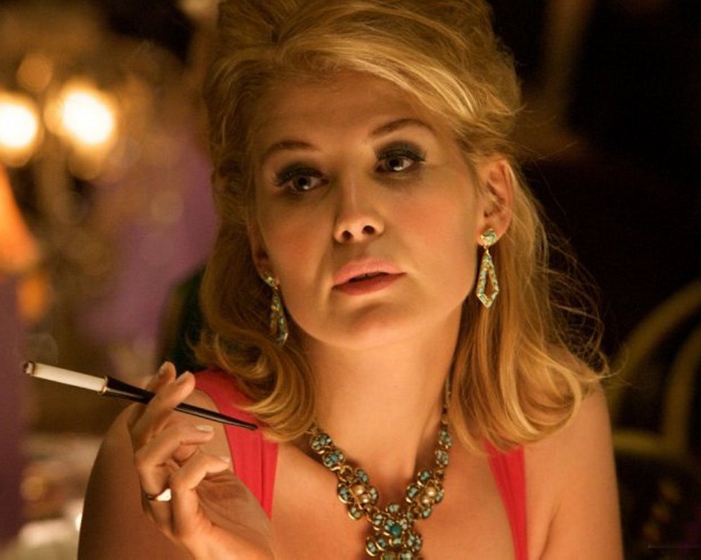 Rosamund Pike fumando un cigarrillo (o marihuana)
