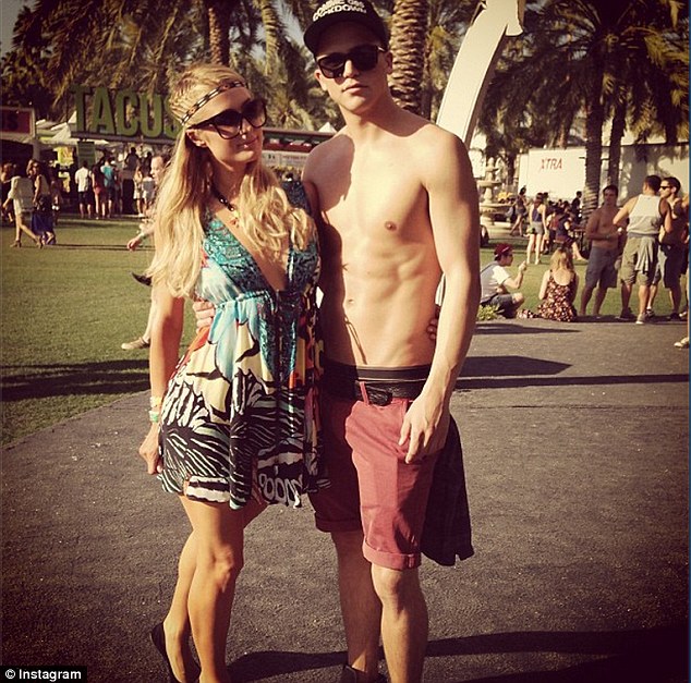 Nicky Hilton met vriendelijke, vriend River Viiperi 