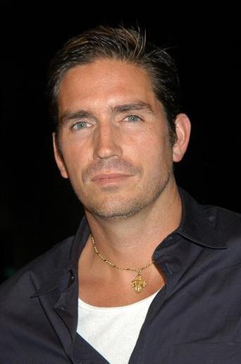 Cabelo castanho escuro e penteado clássico de Jim Caviezel  em 2024