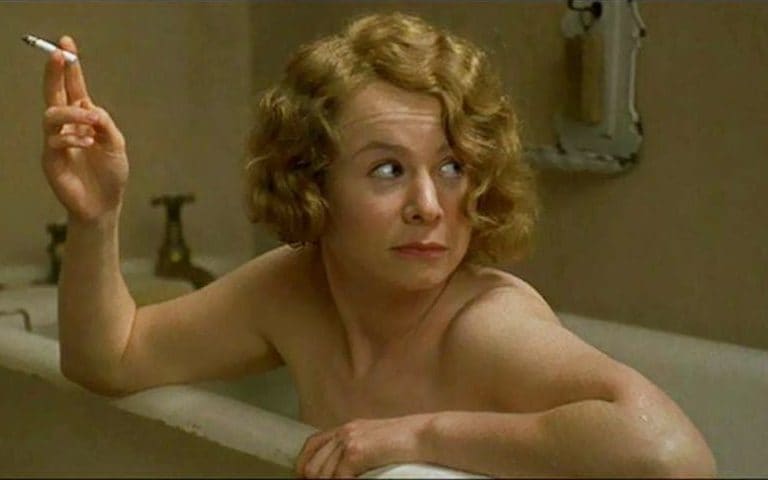 Emily Watson en fumant
