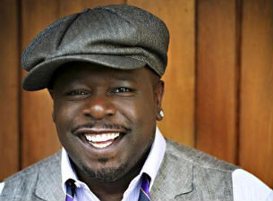 Cedric the Entertainer 2024 Bruinzwart haar & afro haarstijl
