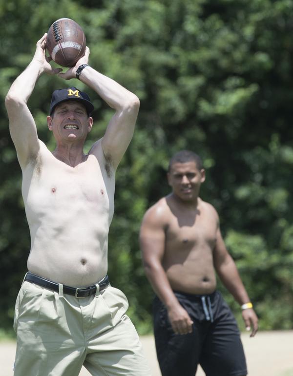 Com uma devoção
à incredulidade
,
 Capricórnio mostrando seu corpo nu, com forma atlética na praia
