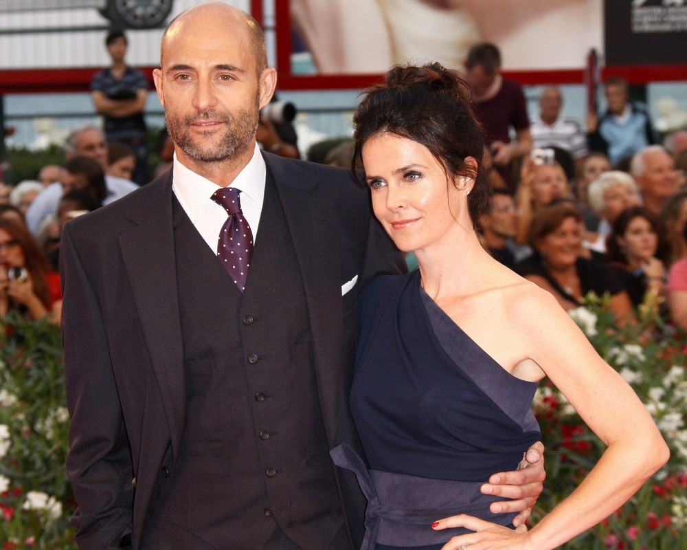 Mark Strong mit schöner, niedlicher, Ehefrau Liza Marshall 