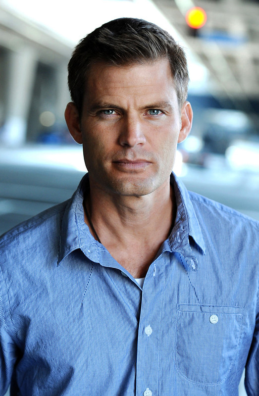 Cabelo loiro médio e penteado chique de Casper Van Dien  em 2024